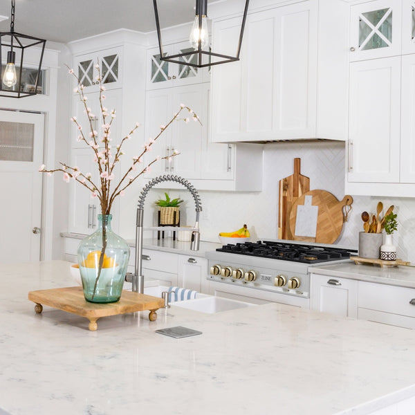 ZLINE Autograph Edition 36 in. Legacy Gas Rangetop with 6 Burners and Porcelain Cooktop in Stainless Steel with Polished Gold Accents, Open Box-Great Condition
